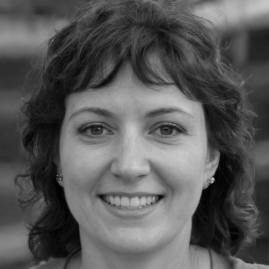 Instructora especializada en corrección de color